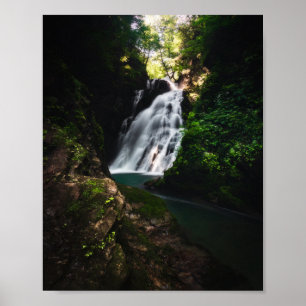 Poster Superbe cascade Šum dans la forêt magique