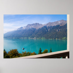 Poster sur la montagne et le lac