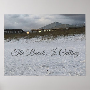 Poster sur la plage de sable