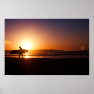 Poster Surfer sur la plage au coucher du soleil