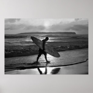 Poster Surfeur hawaïen rentrant chez lui, noir et blanc