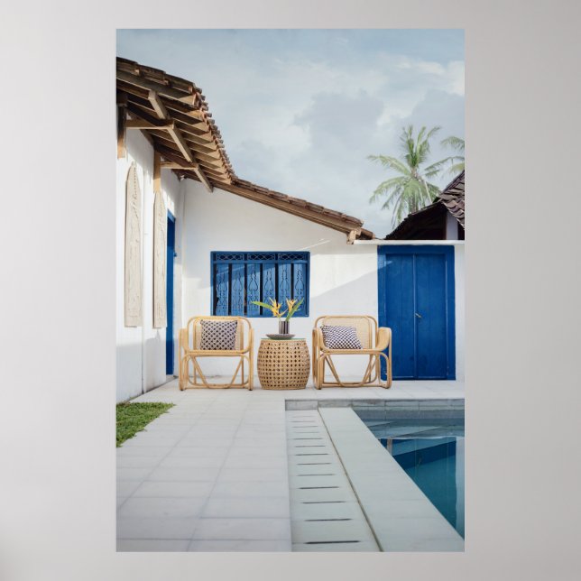 Poster Table en osier et deux chaises près de la piscine (Devant)