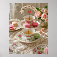 Table fleurie, tasses d'eau, plateaux en gradins m