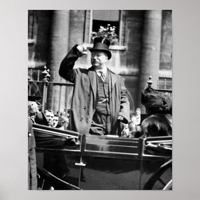 Poster Teddy Roosevelt A Mis Son Casquette À La Foule (Devant)