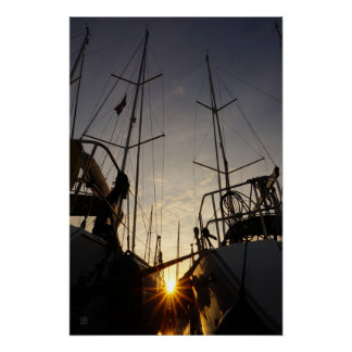 Poster Tegenlicht bij 2 zeilboten in de haven.