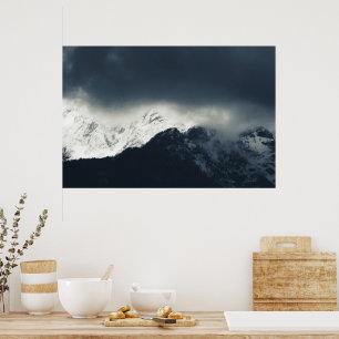 Poster Ténèbres et lumière sur des montagnes enneigées