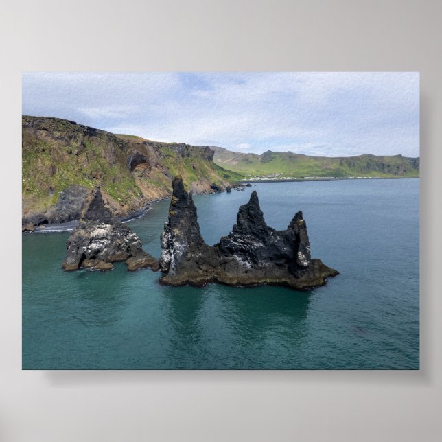 Poster The Reynisdrangar rock formations in Iceland (Devant)