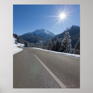 Poster Thrugh vide idyllique de route un paysage d'hiver,