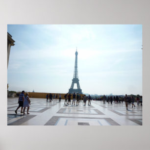 POSTER TOUR EIFFEL DERRIÈRE UN BÂTIMENT EN BÉTON
