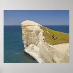 Poster Touristes au sommet de la falaise à Tunnel Beach
