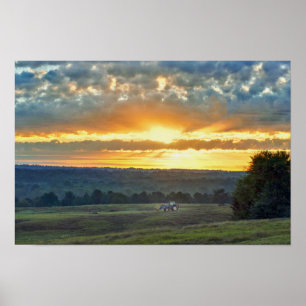 Poster Tracteur avec une balle de foin, lever de soleil d