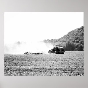 Poster Tracteur de ferme noir et blanc fonctionnant dans 