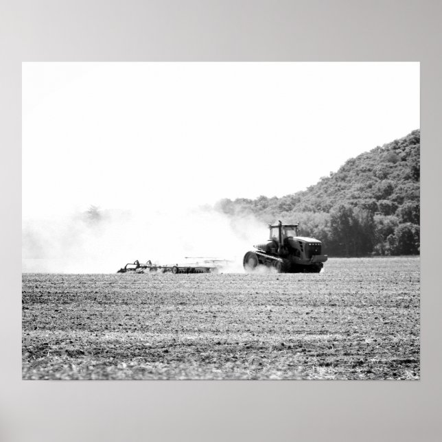 Poster Tracteur de ferme noir et blanc fonctionnant dans  (Devant)