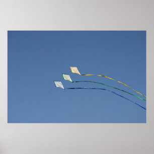 Poster Trois cerfs-volants sous ciel bleu le matin