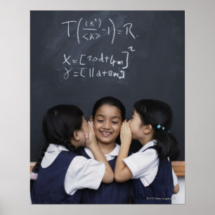 Poster Trois filles dans le chuchotement de salle de