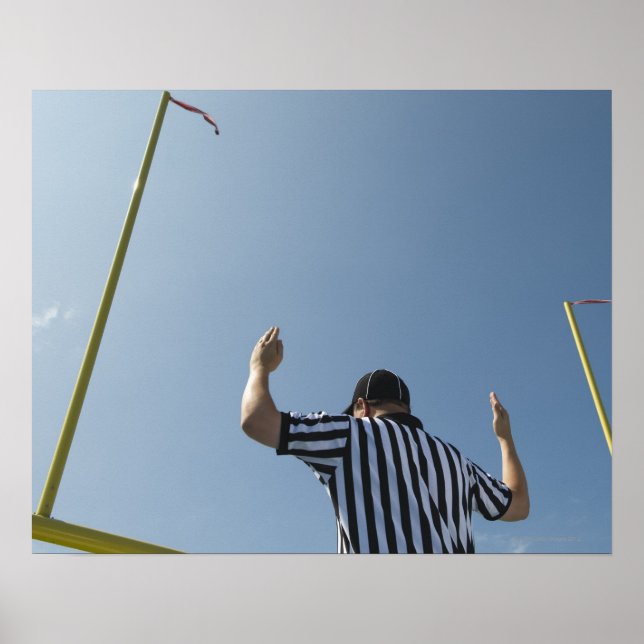 Poster Un arbitre de football qui appelle le but de terra (Devant)