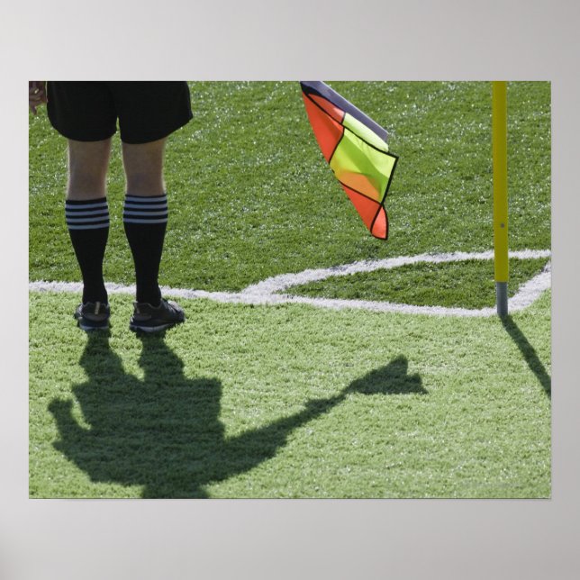 Poster Un arbitre de football tient le drapeau. (Devant)