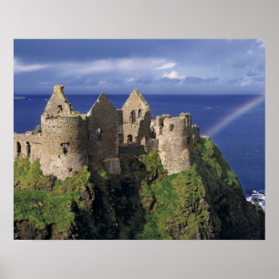 Poster Un arc-en-ciel frappe le château médiéval de Dunlu