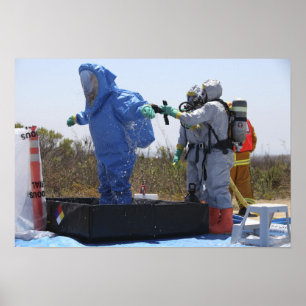 Poster Un aviateur se tient dans une baignoire
