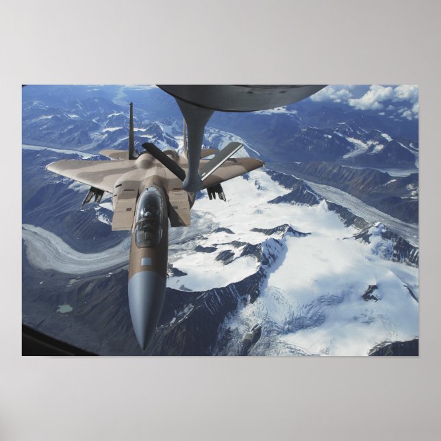 Poster Un avion F-15C Eagle se trouve derrière un KC-135R (Devant)