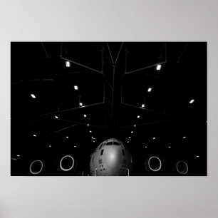 Poster Un C-17 Globemaster III est assis dans un hangar