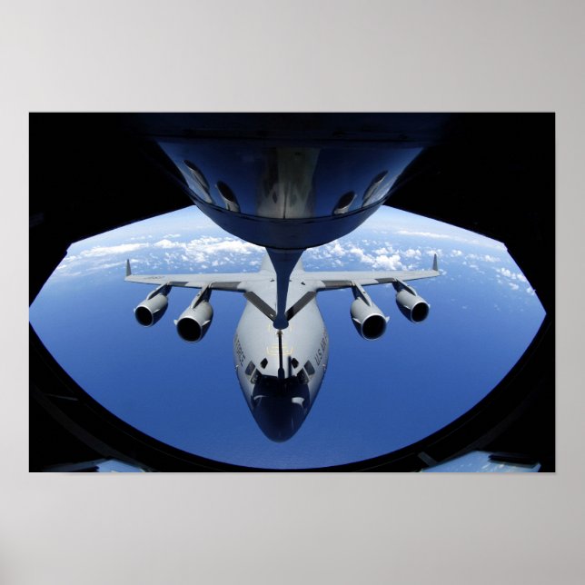 Poster Un C-17 Globemaster III reçoit du carburant (Devant)