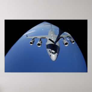 Poster Un C-17 Globemaster III reçoit du carburant 2