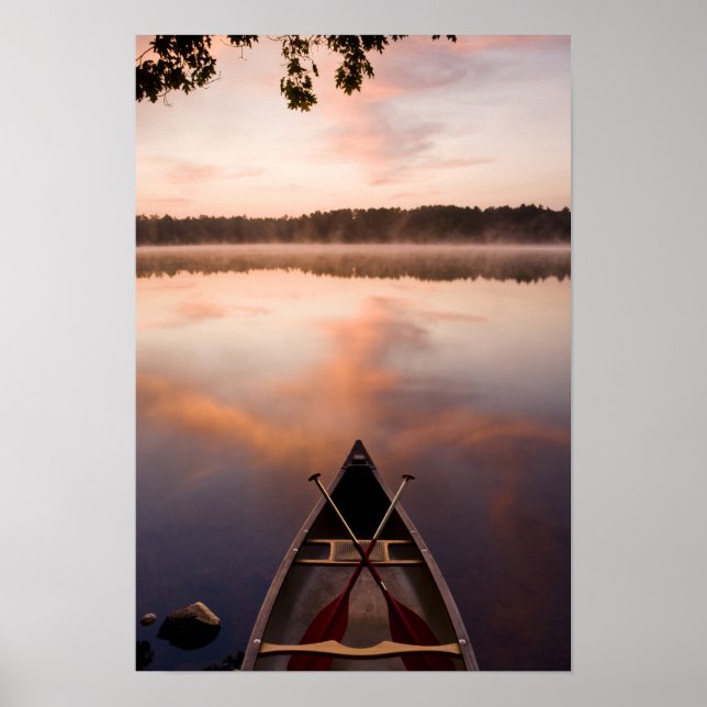 Poster Un canot repose sur la rive du lac Pawtuckaway (Devant)