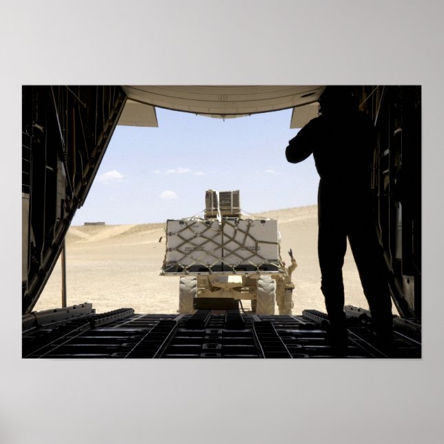 Poster Un chariot élévateur transporte du fret sur un Her (Devant)