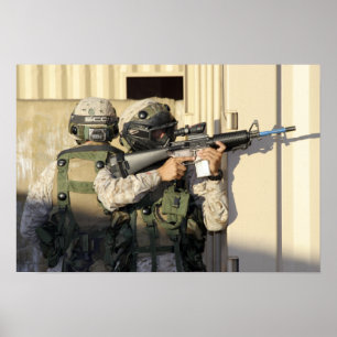 Poster Un chef d'infanterie vise son arme