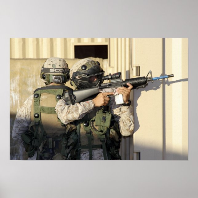 Poster Un chef d'infanterie vise son arme (Devant)