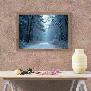 Poster Un chemin serein à travers une forêt enneigée