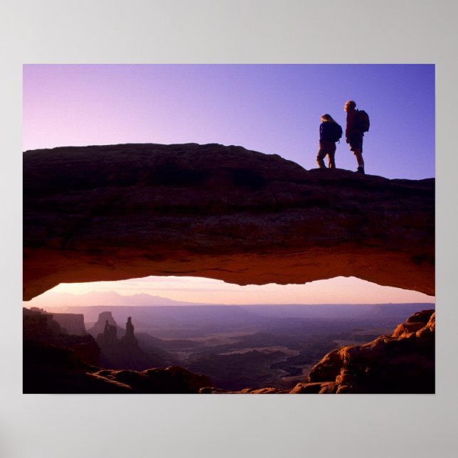Poster Un couple regarde le lever du soleil du sommet de  (Devant)