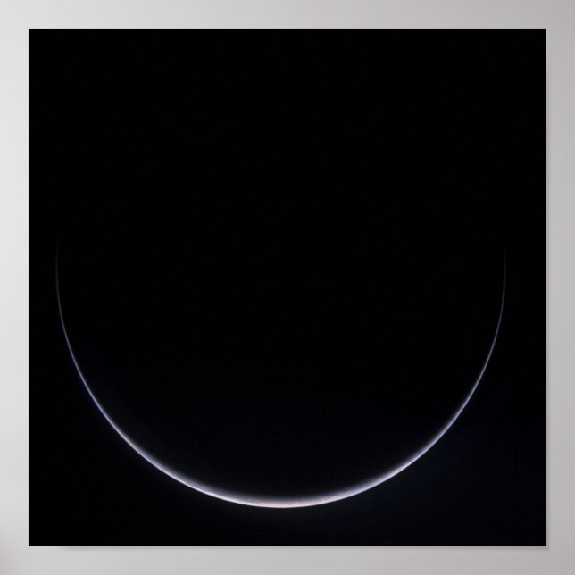 Poster Un croissant de la Terre illuminé par le soleil (Devant)