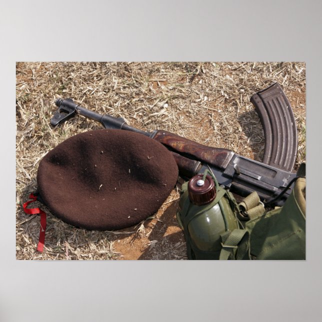 Poster Un fusil, une couverture militaire et une cantine (Devant)