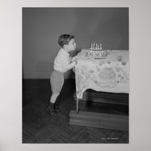 Poster Un garçon souffle des bougies