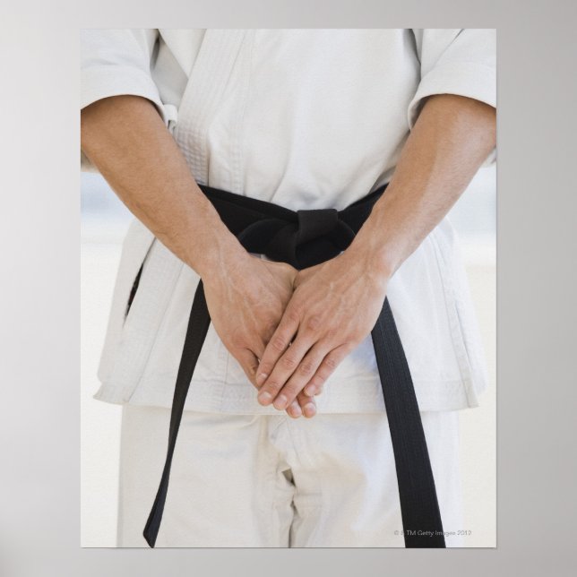 Poster Un homme portant une ceinture noire karaté (Devant)