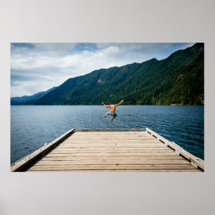 Poster Un homme sautant près de la mer