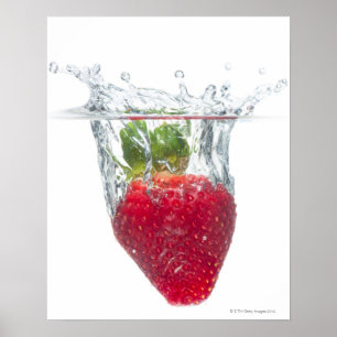 Poster Un jus de fraise biologique mûre éclaboussant