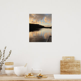 Poster Un lac au coucher du soleil reflétant le ciel