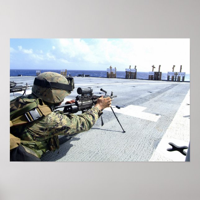 Poster Un Marine américain réglant son arme (Devant)