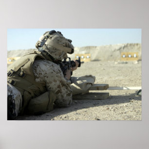 Poster Un Marine lance un fusil de service M16A2