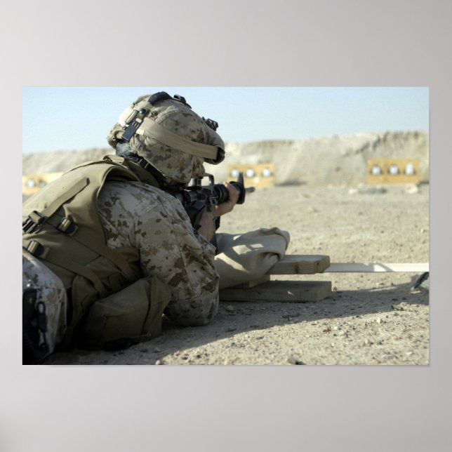 Poster Un Marine lance un fusil de service M16A2 (Devant)