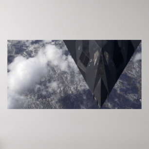 Poster Un Nighthawk de F-117A vole haut au-dessus du