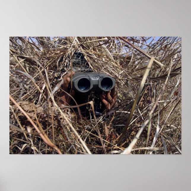 Poster Un observateur de scouts pratique la technique d'o (Devant)