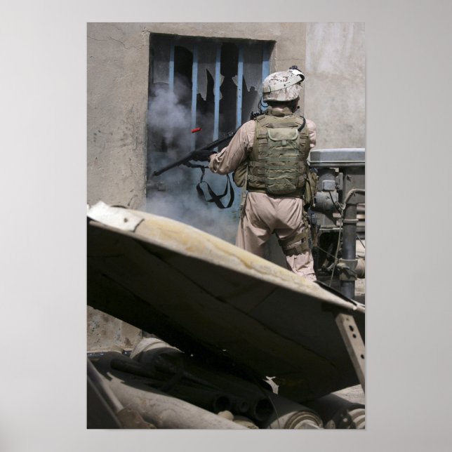 Poster Un policier militaire utilise une balle de brèche (Devant)