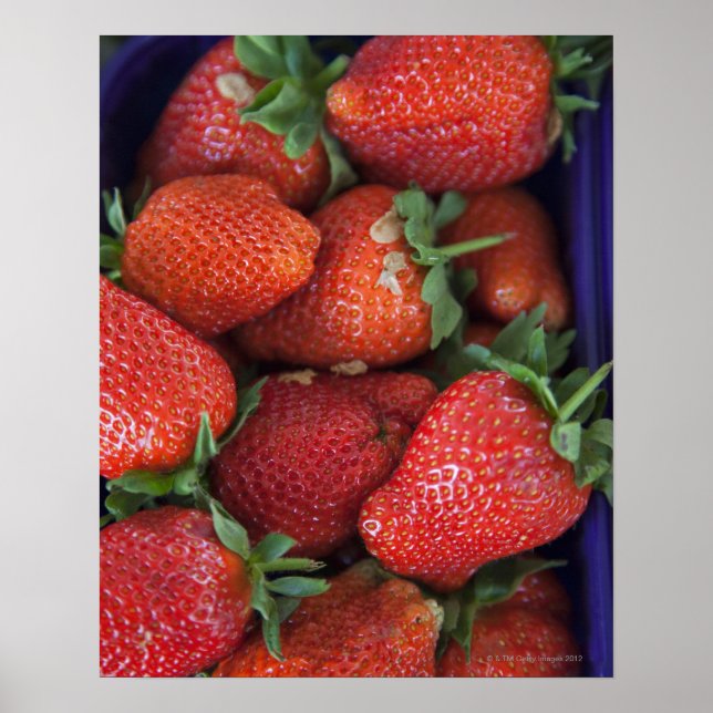 Poster un punnet de fraises fraîches mûres à vendre en (Devant)