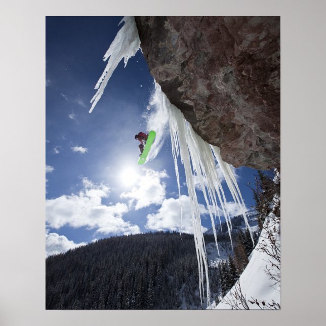Poster Un snowboardeur mâle saute d'une cascade de glace (Devant)