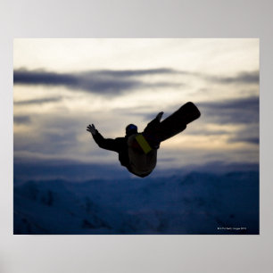 Poster Un snowboardeur masculin fait un retour en arrière