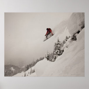 Poster Un snowboardeur saute d'une falaise en poudre dans